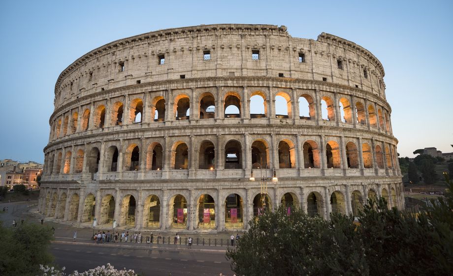 Coliseu de Roma ao entardecer, com as arcadas iluminadas